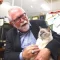 Dennis TURNER - crédit J. Akiyama Dr. Turner with therapy cat Yuki in Japan